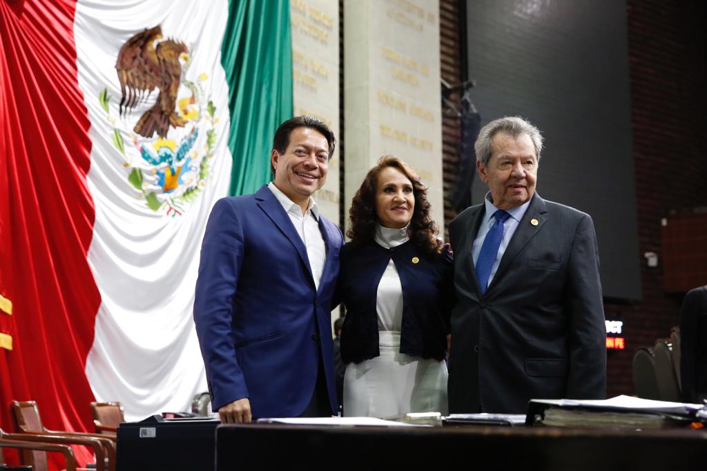 Al lado de su correligionario y diputado presidente Porfirio Muñoz Ledo, Padierna y Delgado conversaron sonrientes en la tribuna de San Lázaro.