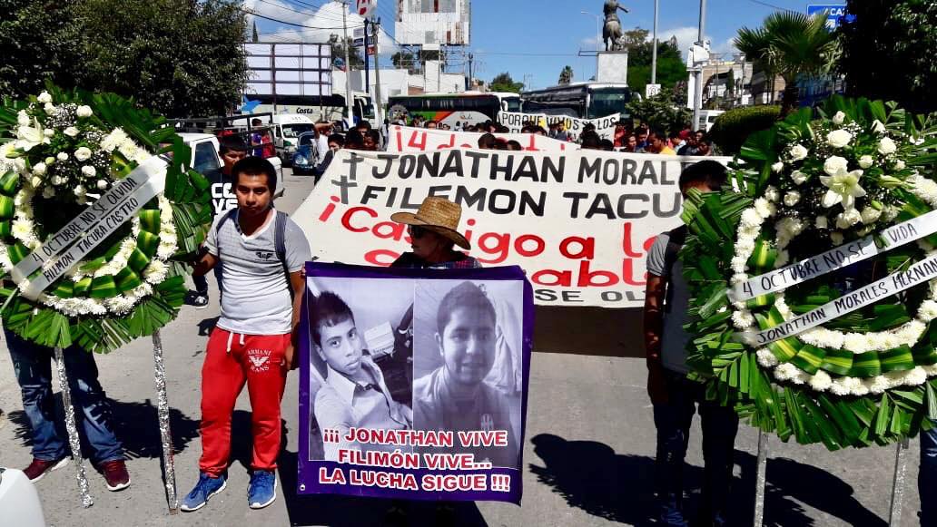 Los estudiantes se dirigen hacia la carretera Chilpancingo-Tlapa. (Rogelio Agustín)