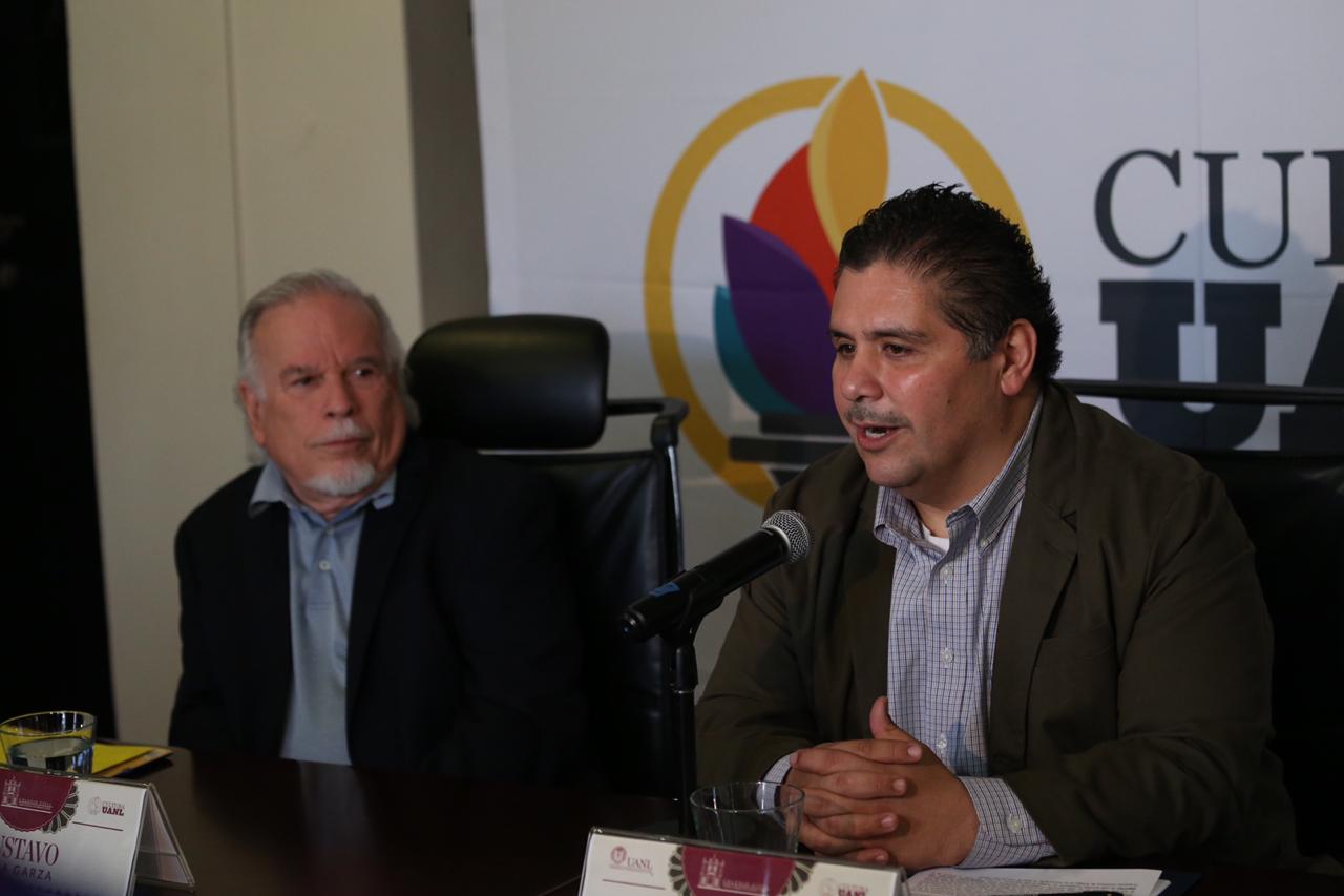 Gustavo de la Garza y Celso Garza Acuña, secretario de Extensión y Cultura de la UANL.  Foto: Jorge López
