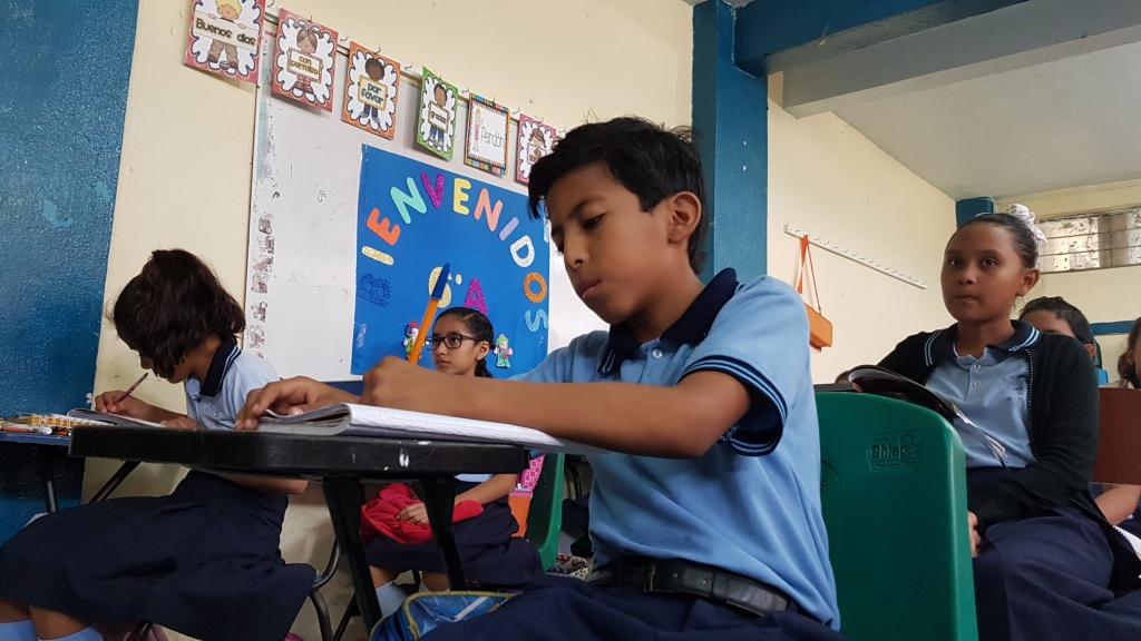 Alejandro estudia ocho horas diarias para prepararse. (Abraham Jiménez)