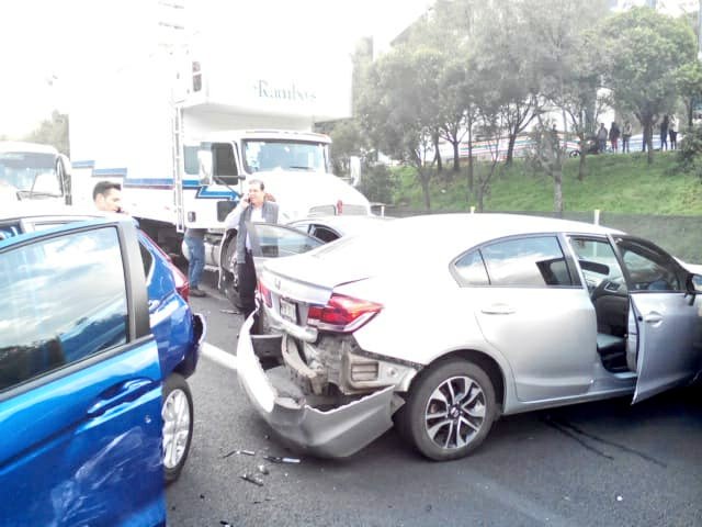 Un camión dejó un múltiple choque en el que resultó una persona herida.