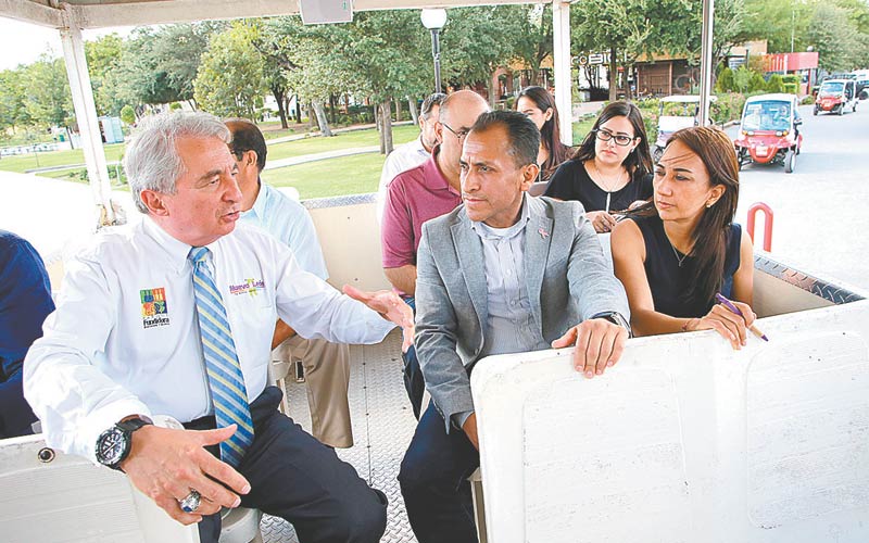 Diputados hicieron un recorrido por el Parque Fundidora. (Foto: Roberto Alanís)