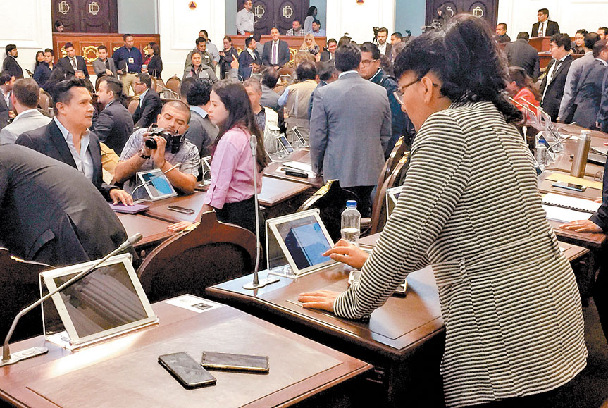 Los dispositivos electrónicos quedarán bajo resguardo de la Oficialía Mayor. (Cinthya Stettin)