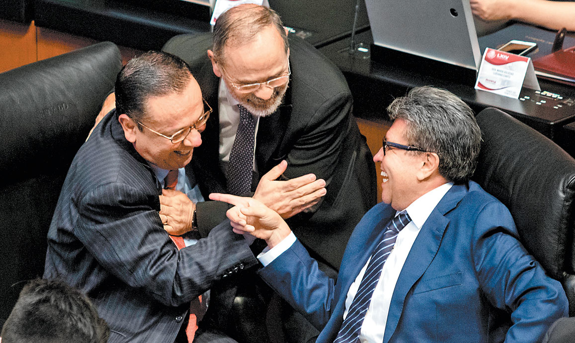 Germán Martínez, Gustavo Madero y Ricardo Monreal ríen durante una charla en la Cámara alta. (Misael Valtierra)