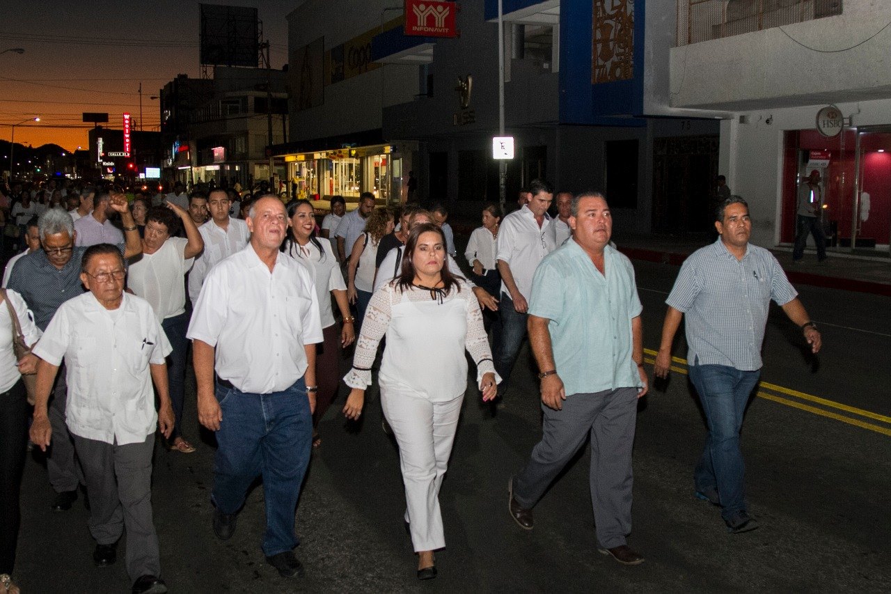 Los habitantes marcharon por la zona donde fueron atacados policías municipales ayer.