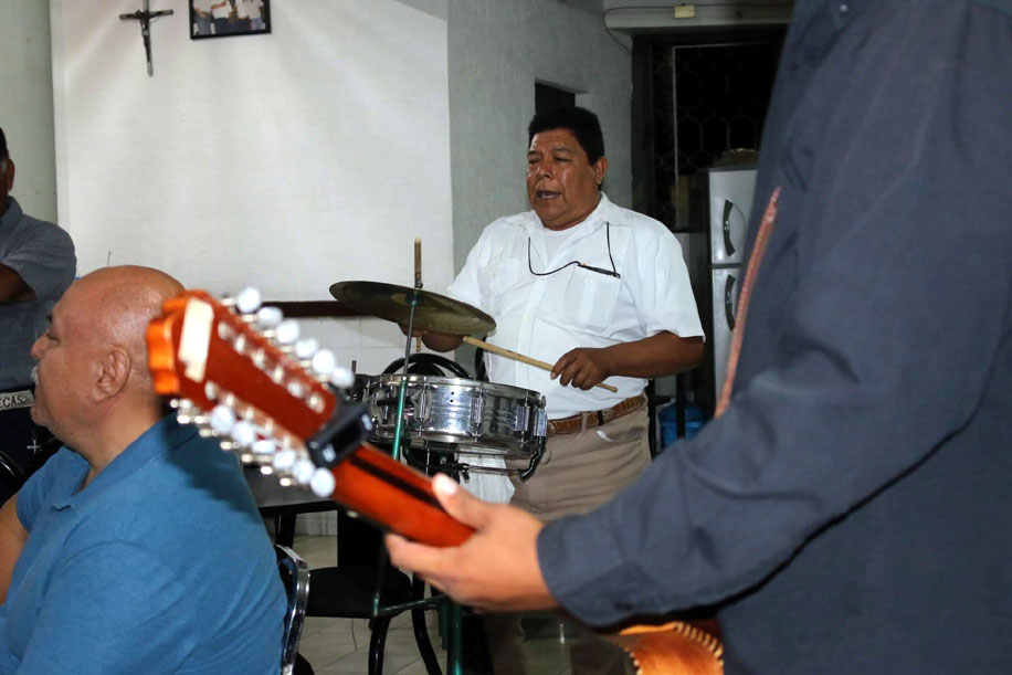 'Los Jefes' llevan la música norteña a bares y cantinas de Torreón. (Especial)