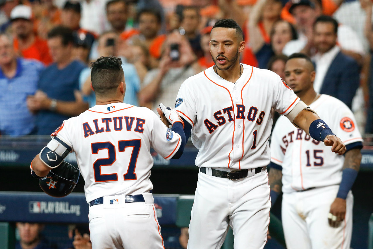 José Altuve tuvo una gran actuación en la primera victoria de los Astros en la Serie Divisional sobre los Indians (AFP)