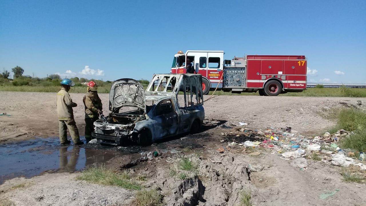 A pesar de la labor de los bomberos, la unidad quedó totalmente desecha. (Especial)