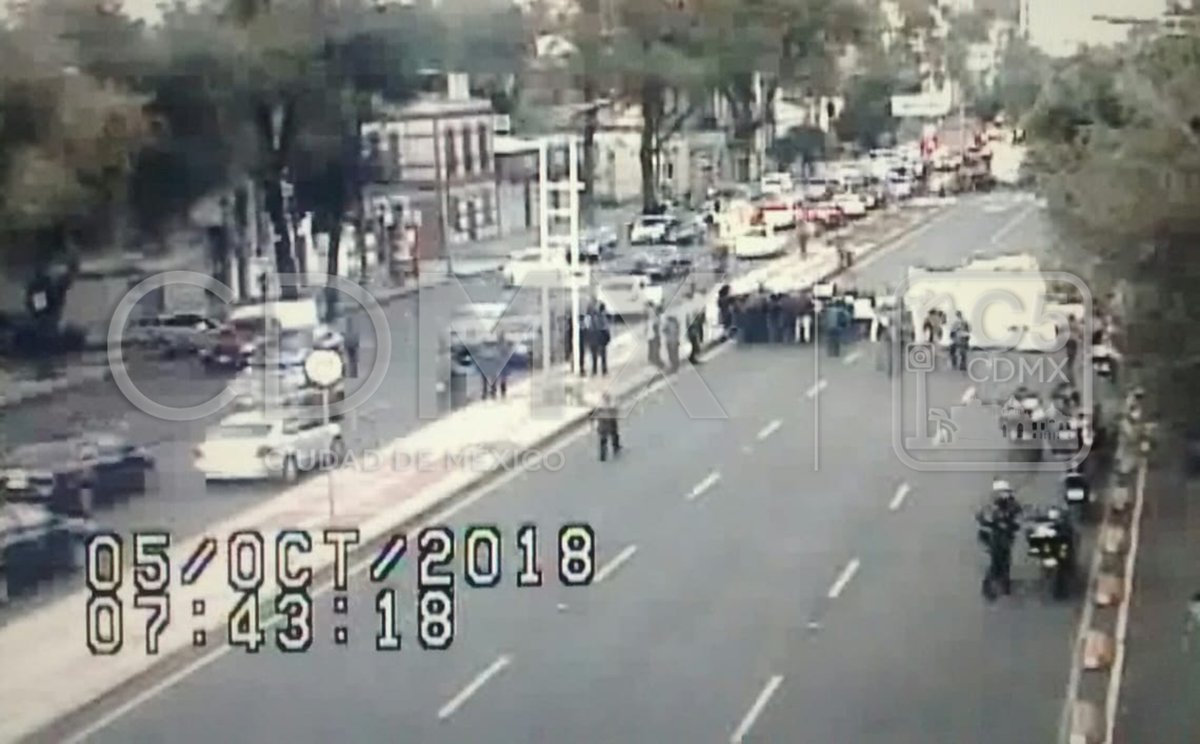 Los padres de familia bloquearon por casi una hora la avenida Chapultepec. (Twitter)