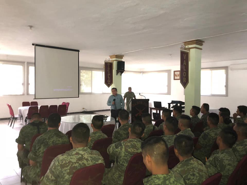 Personal militar recibe capacitación.