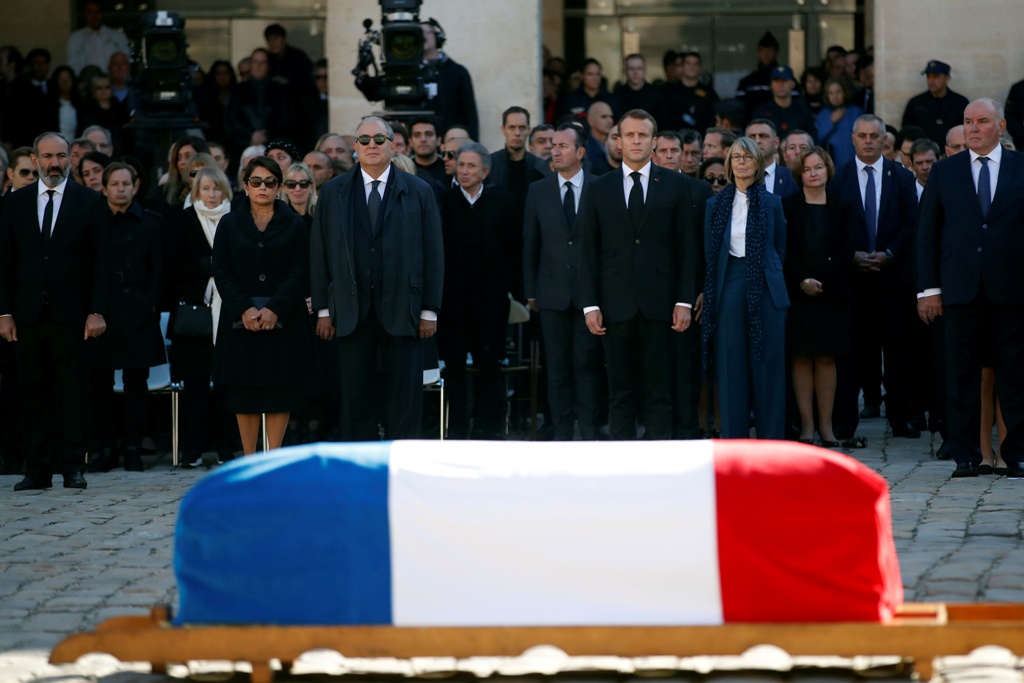 El presidente de Francia Emmanuel Macron encabezó el último adiós a Charles Aznavour. (Reuters)
