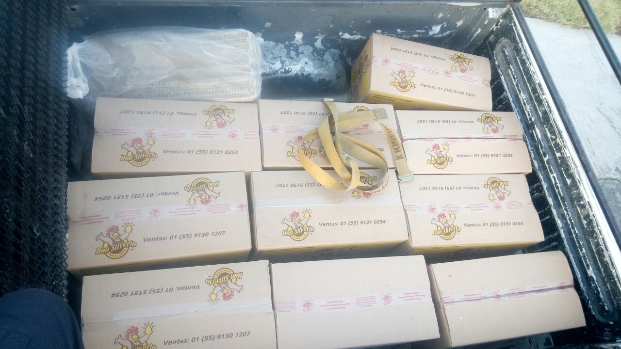 Los presuntos delincuentes sustrajeron cajas de huevo, por lo que fueron detenidos por elementos estatales (Especial)