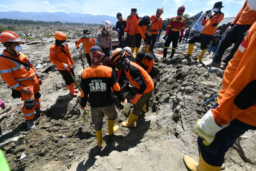 Los rescatistas aún buscan sobrevivientes, aunque las esperanza de encontrarlos son cada vez menores. (AFP)