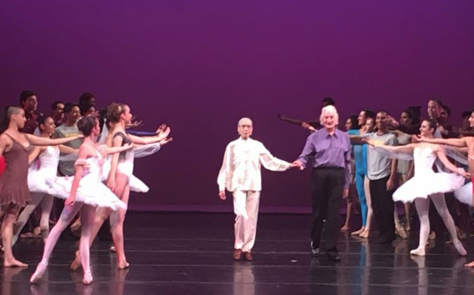 Stark con sus alumnas de la Academia de la Danza Mexicana.