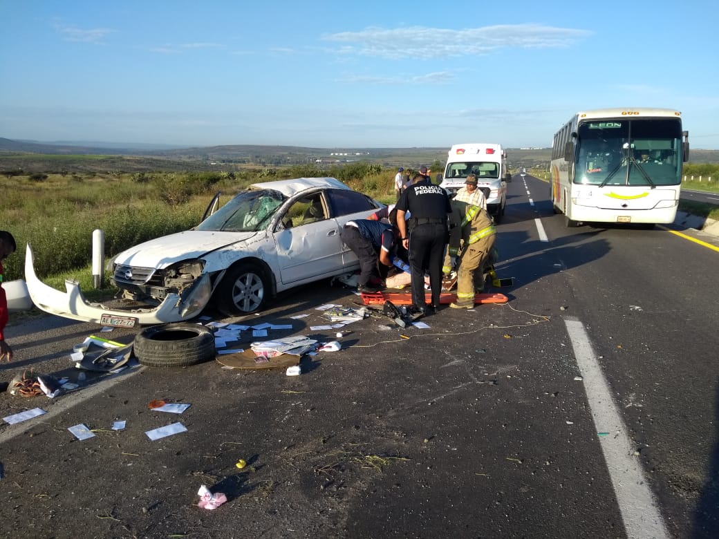Tras la volcadura se registró la disminución de los carriles de circulación en la carretera a San Juan de los Lagos (Cortesía)
