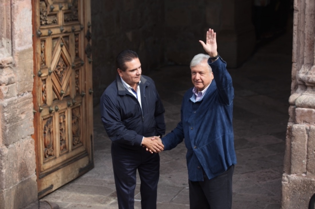 AMLO fue recibido por Silvano Aureoles, gobernador de Michoacán. (Omar Franco)