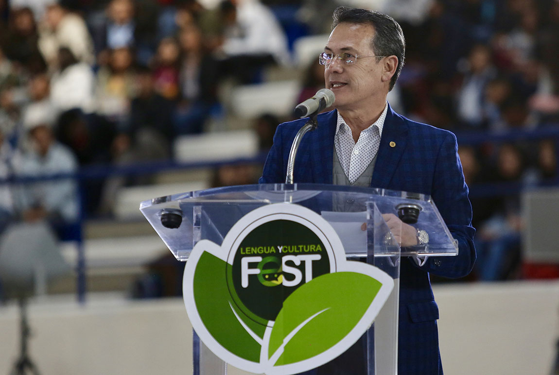 Inauguró el Lengua y Cultura Fest en el polideportivo Carlos Martínez Balmori.
