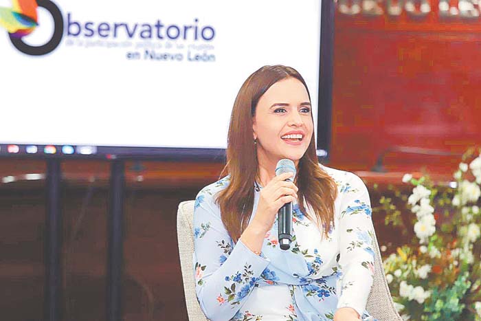 La alcaldesa de Escobedo compartió su experiencia con los presentes.