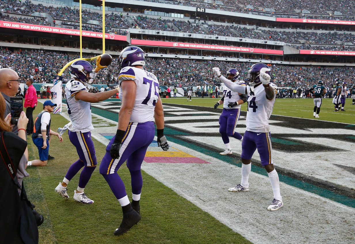 Adam Thielen festeja su touchdown ante las Águilas (AFP)