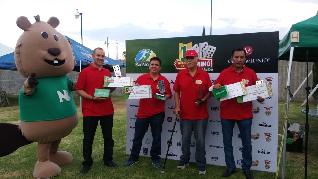 Competidores muestran sus premios