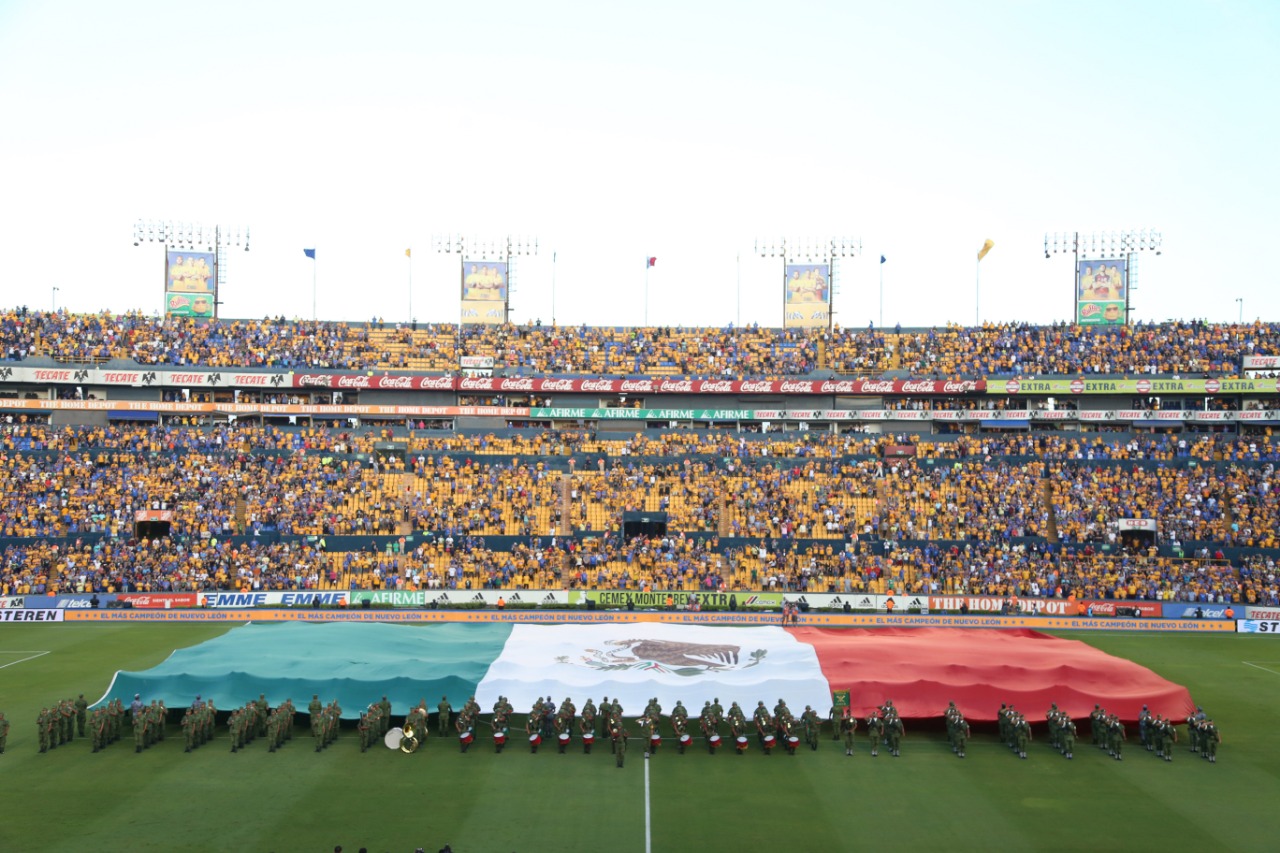 Desplegaron una bandera de México gigante en la cancha. (Foto: Jorge López)