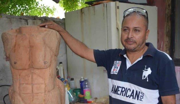 El escultor primitivista Gabriel Fuentes .