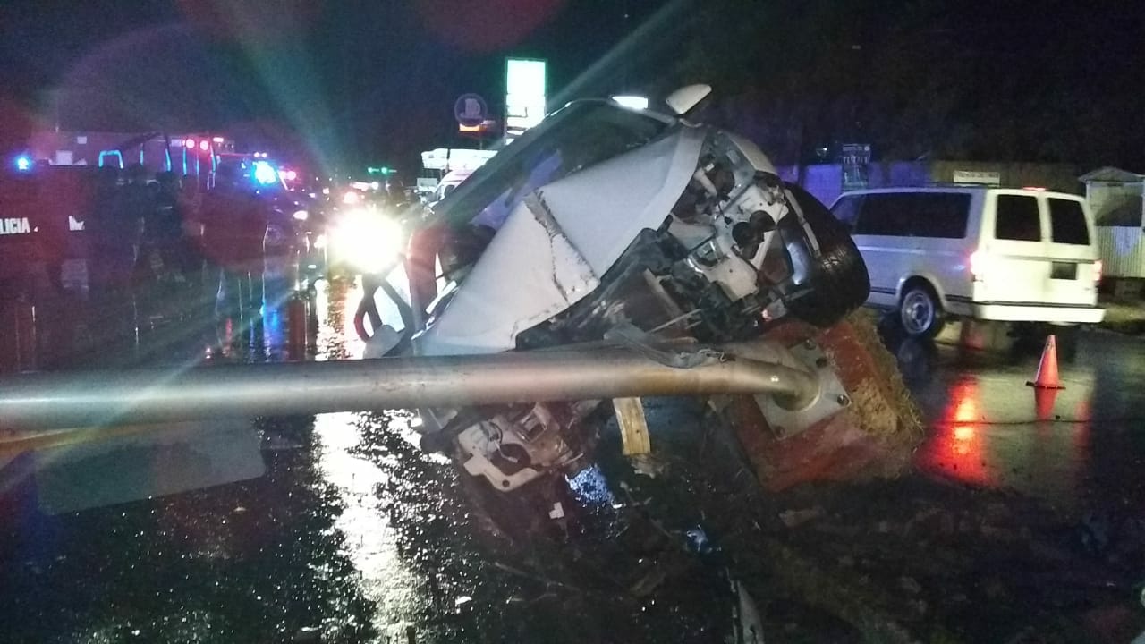Conductor pierde el control de auto y choca contra arbotante- Grupo Milenio