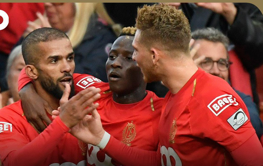Jugadores del Standard Lieja en festejo de gol (Twitter @StandardLiegeES)