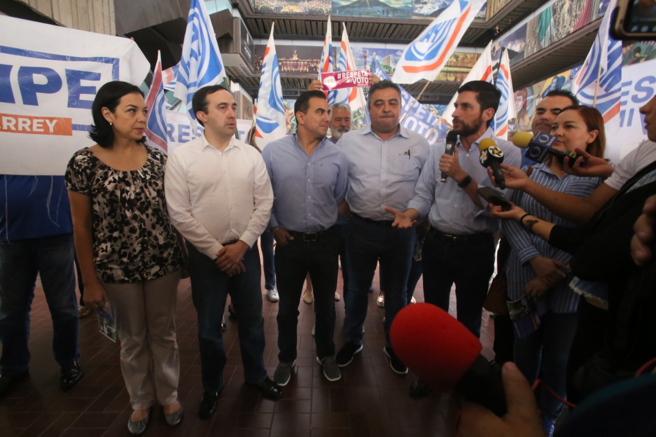 Los legisladores hicieron presencia en el plantón que se realiza en los bajos del Palacio de Gobierno de Monterrey. (Foto: Raúl Palacios)