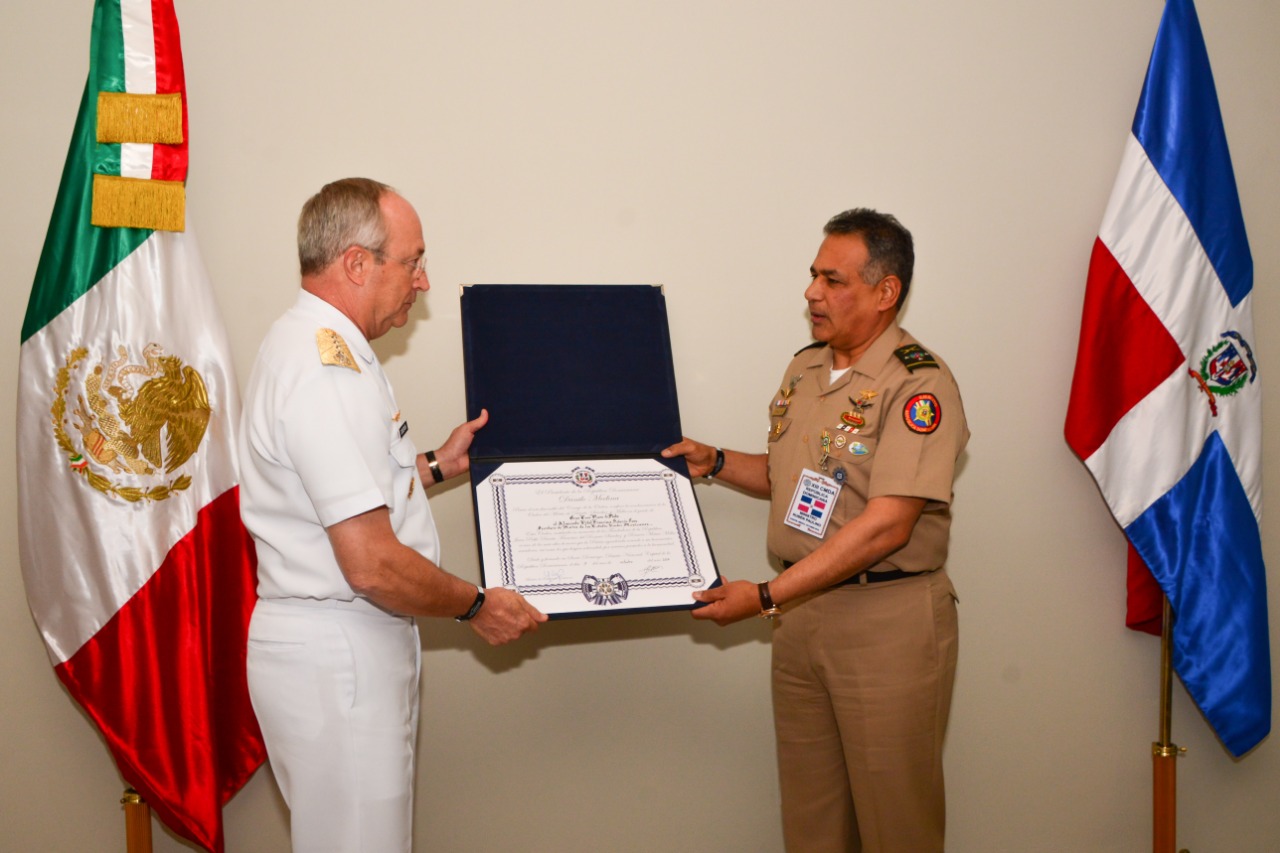 Dicha medalla es conferida por el jefe de Gobierno de la República Dominicana a destacados militares y civiles.