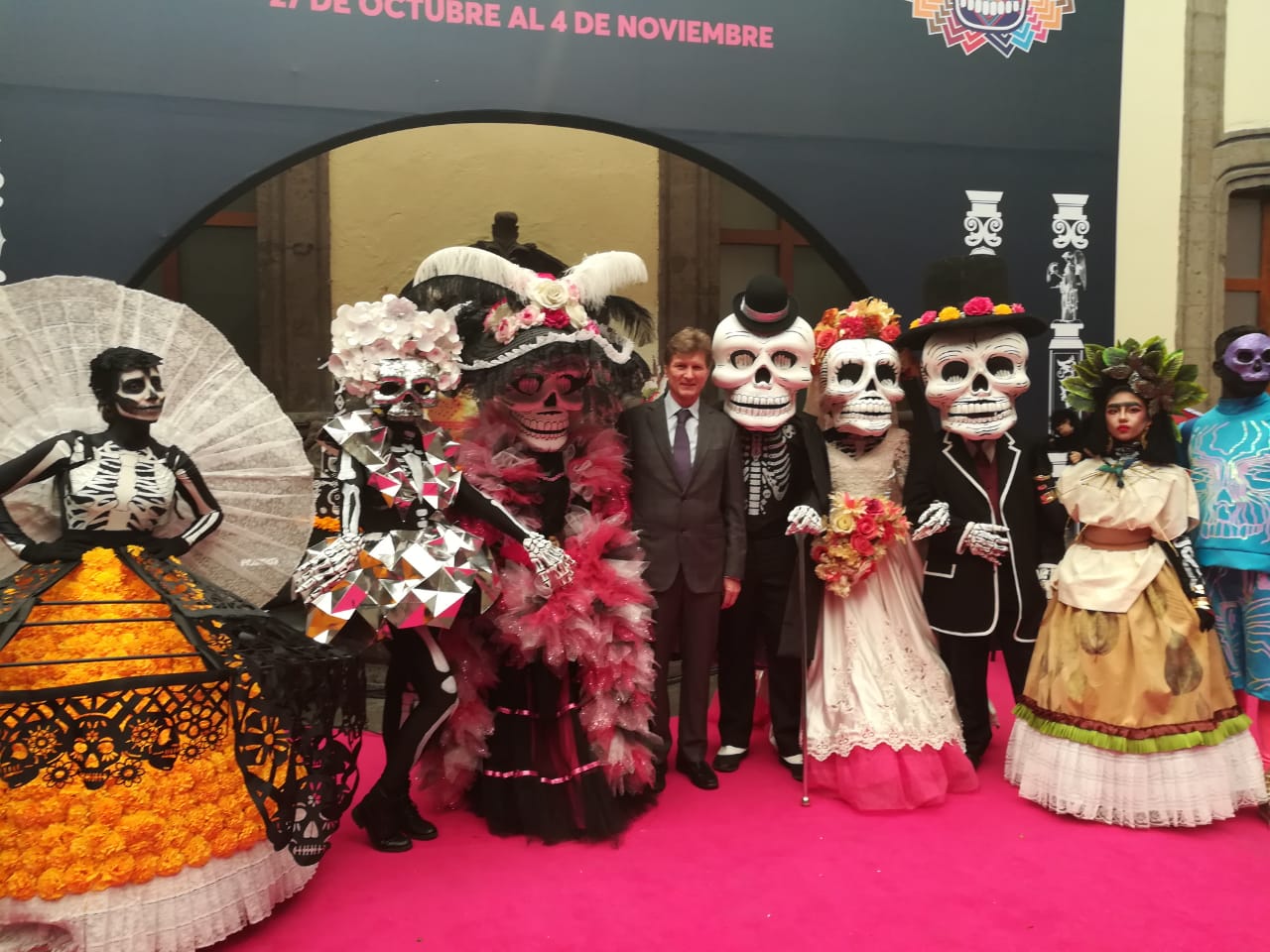 Enrique de la Madrid, secretario de Turismo, posa con unas 'calaveritas'. (Leticia Sánchez Medel)