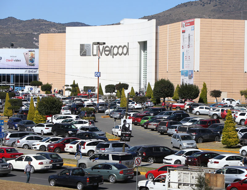 Estacionamiento del centro comercial Galerías en Pachuca. (Archivo)