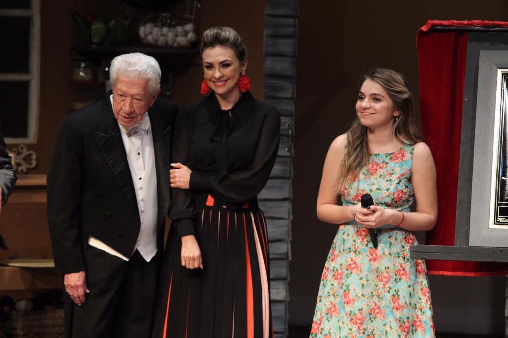 Ignacio López Tarso, Aracely Arámbula y Sofía Castro en la develación de la placa de 'El cartero'. (Édgar Negrete)