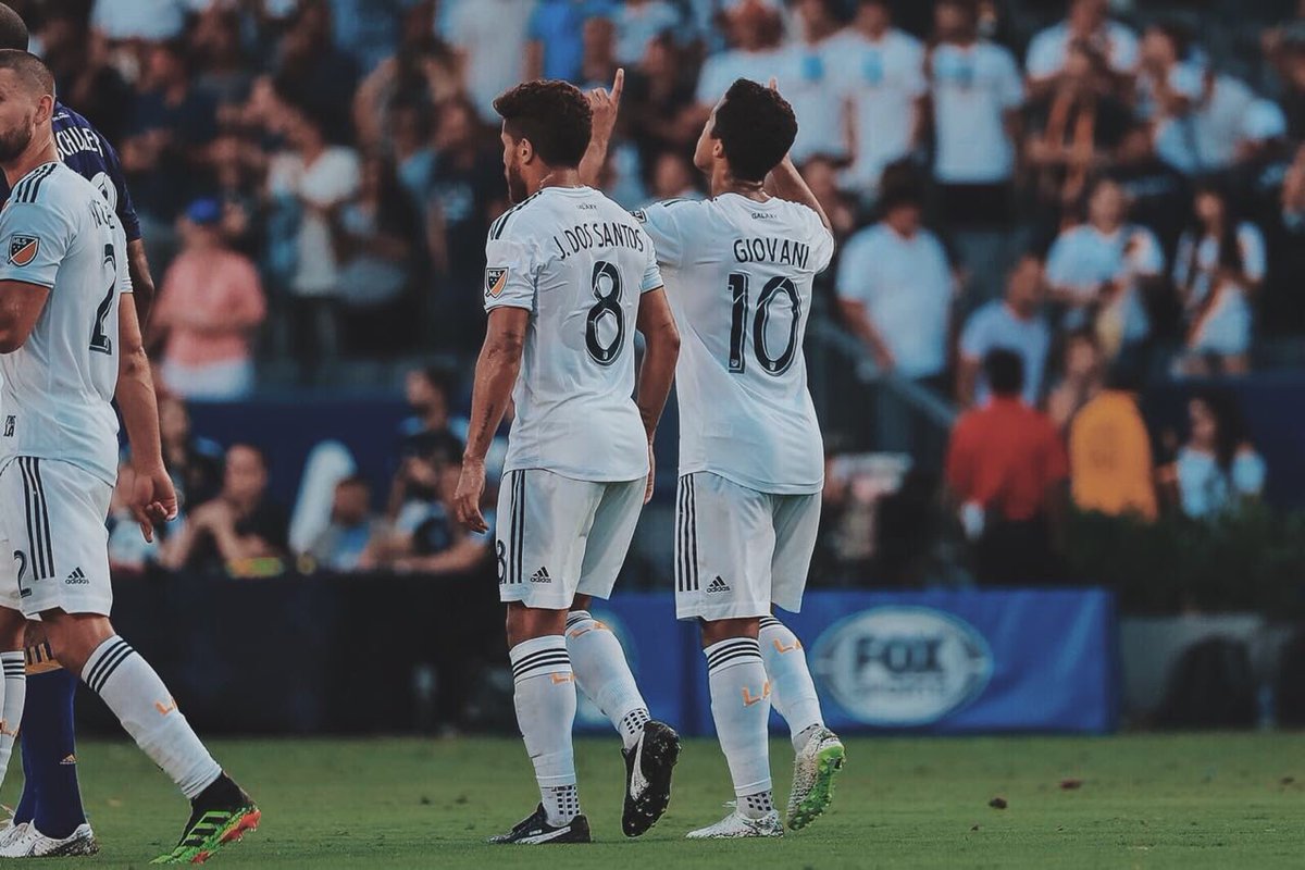 Jonathan y Giovani dos Santos en festejo de gol (@jona2santos)