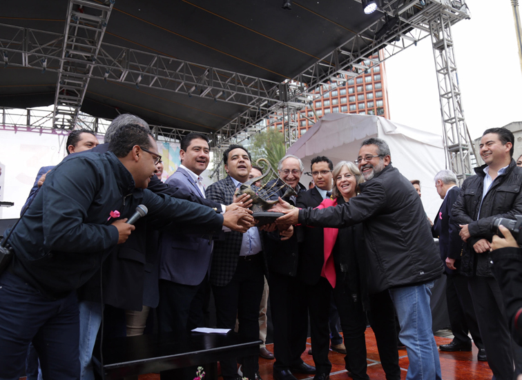 Los funcionarios hidalguenses, ayer en la Ciudad de México. (Cortesía)