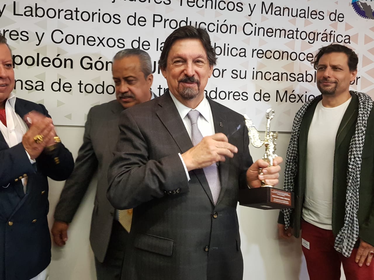 Napoléon Gómez Urrutia fue reconocido por el sindicato de trabajadores y técnicos de la industria cinematográfica. (Angélica Mercado)