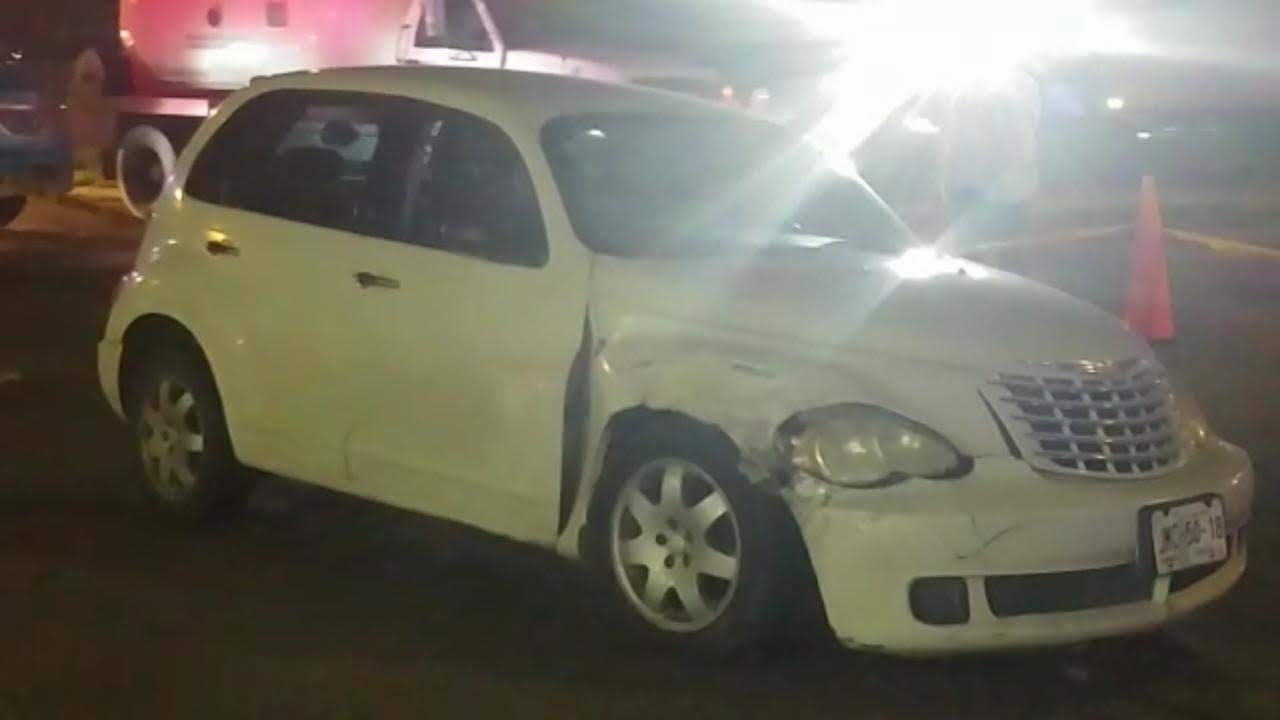 Los pequeños viajaba en un vehículo modelo PT Crusier color blanco, con placas de Jalisco, en compañía de su madre cuando ocurrió la agresión. (Cortes