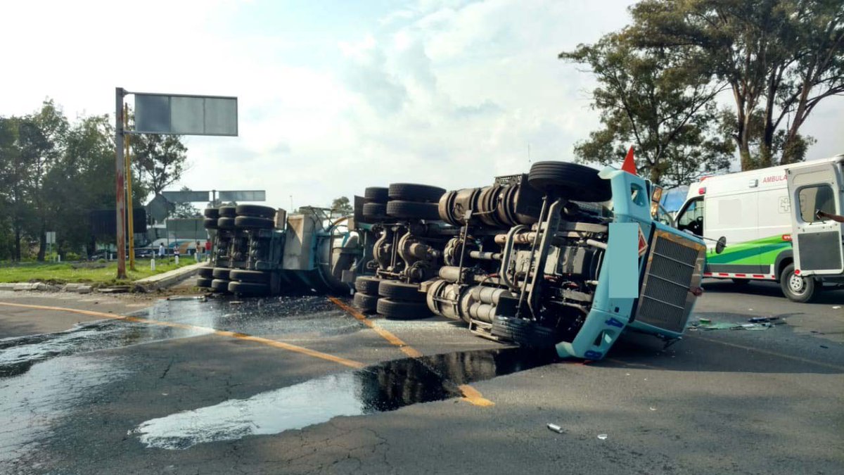 Pipa que transportaba diésel se volcó en la autopista México-Puebla (Especial)