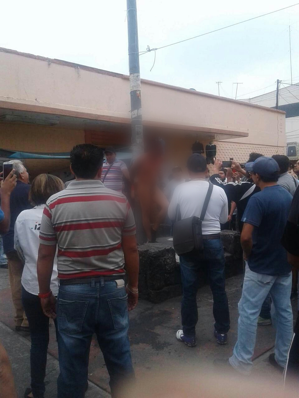 Policías evitaron que el hombre fuera linchado. (Jorge Becerril).