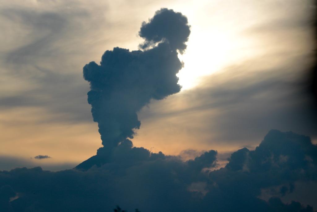 Puebla- Explosión del volcán Popocatépetl, la columna de ceniza volcánica se elevó a más de mil metros del cráter. Cuartoscuro