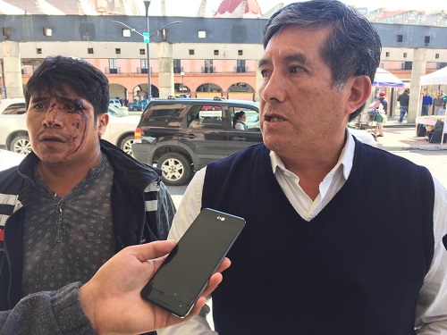 Abogado y uno de los presuntos agredidos. (Mario C. Rodríguez)