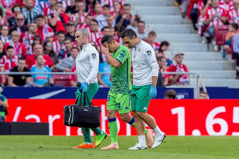 Andrés Guardado salió lesionado del partido disputado ante el Atlético de Madrid en La Liga (EFE)