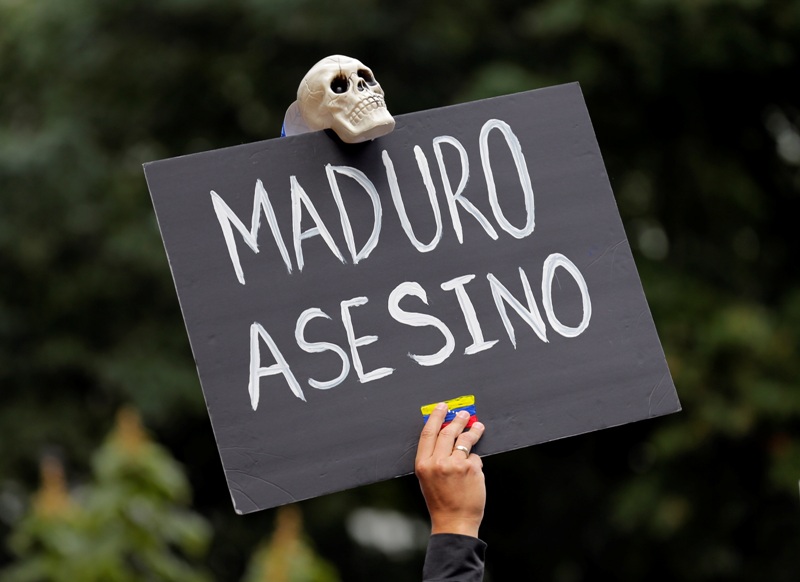 "¡Asesinos!", escribió en Twitter el diputado Julio Borges, fundador de Primero Justicia, partido de Alván.