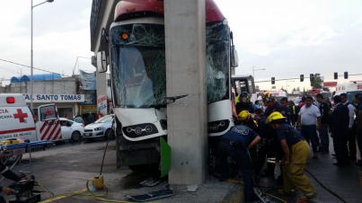 El autobús se impactó contra un muro de contención. (Notimex)