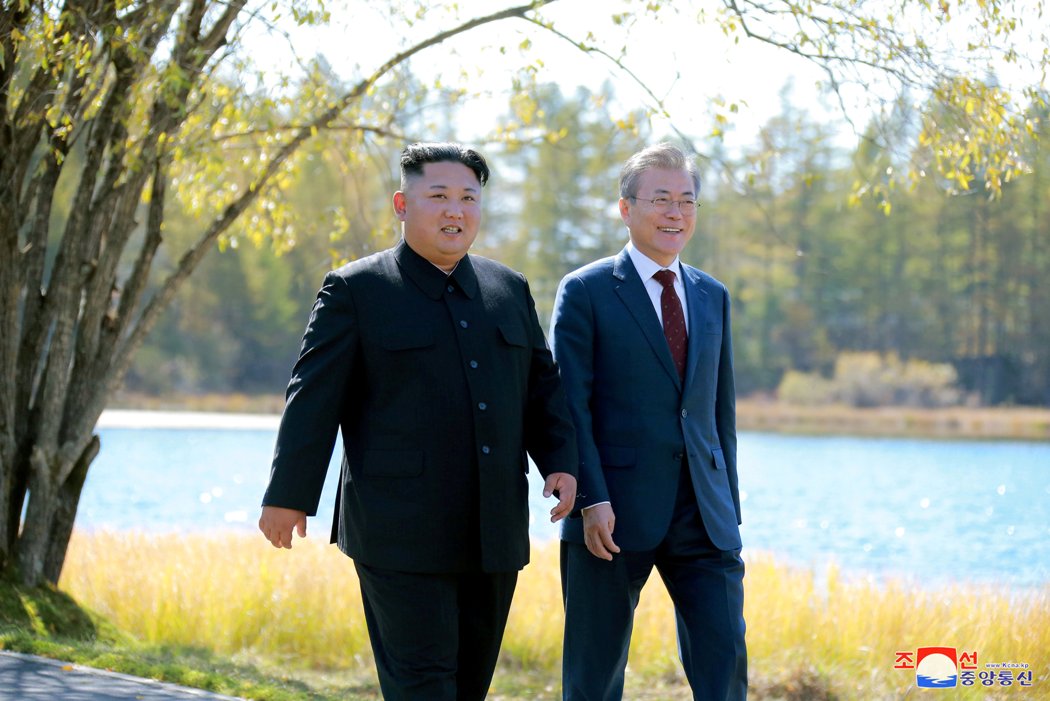 El líder surcoreano Moon Jae-in visitará el Vaticano y extenderá la invitación de Kim Jong-un al Papa Francisco. (Reuters)