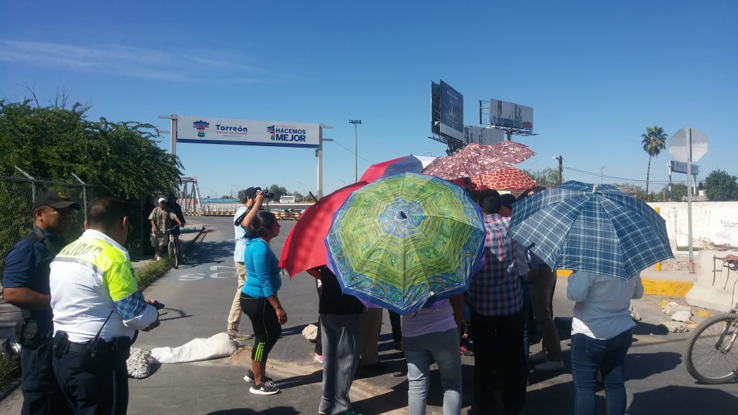 Los manifestantes levantaron el bloqueo hasta que fueron acompañados por personal de Simas hasta sus casas. (Especial)