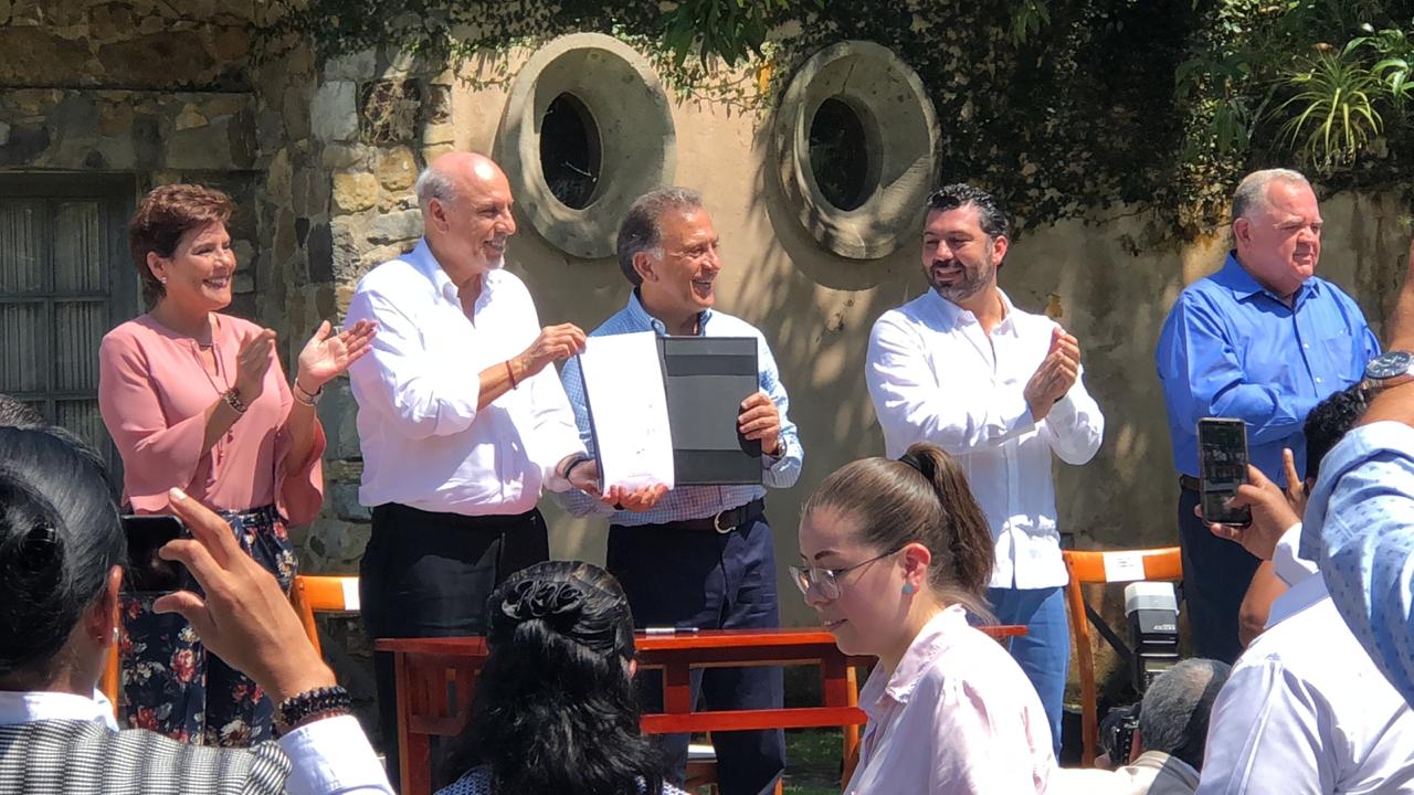 Miguel Ángel Yunes firmó la entrega del predio. (Isabel Zamudio)