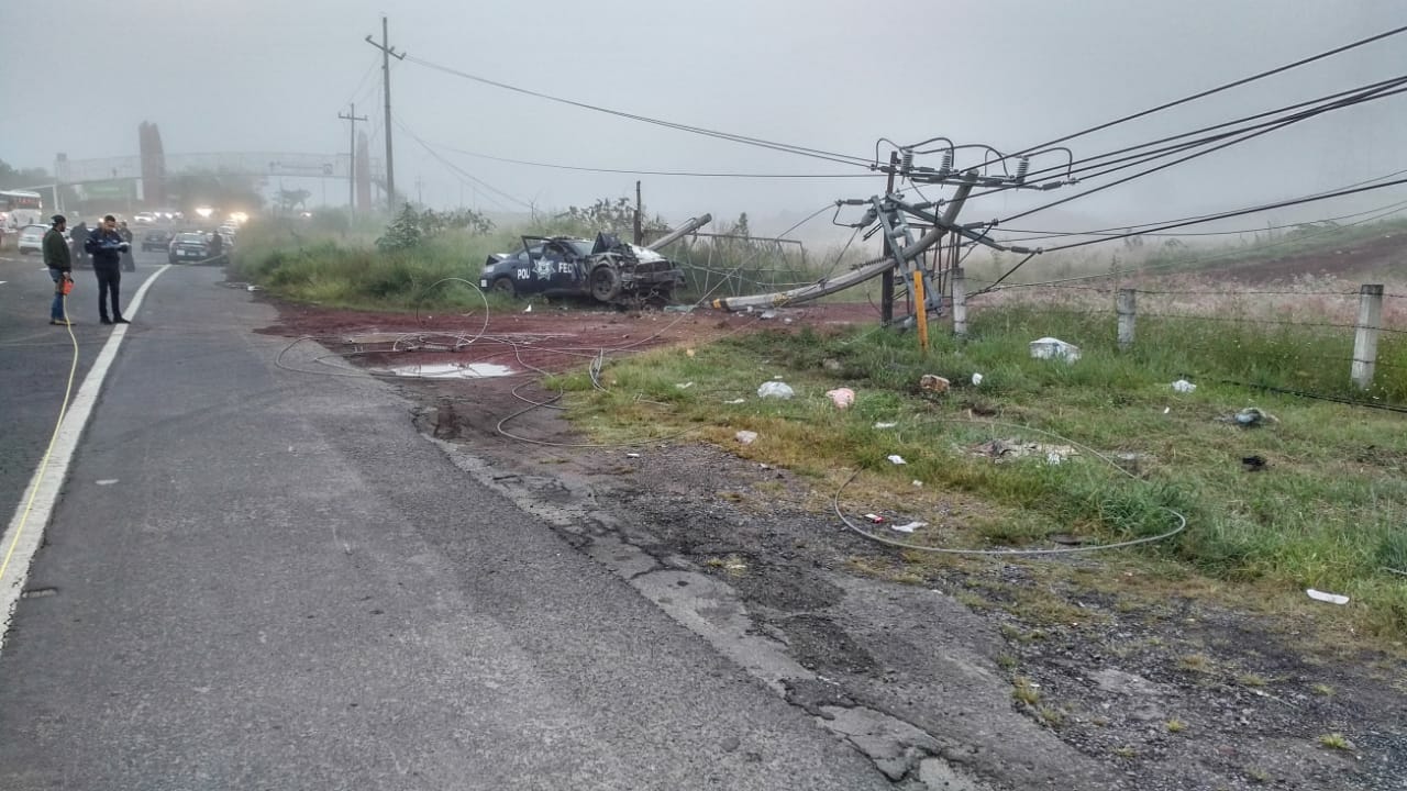 La patrulla terminó impactando un poste la carretera Tala-Ameca, a la altura del kilómetro 9 (Cortesía)