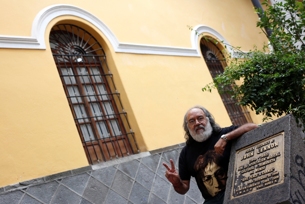 Raúl Núñez colocó en la Avenida 3 Oriente una placa conmemorativa a John Lennon (Andrés Lobato)