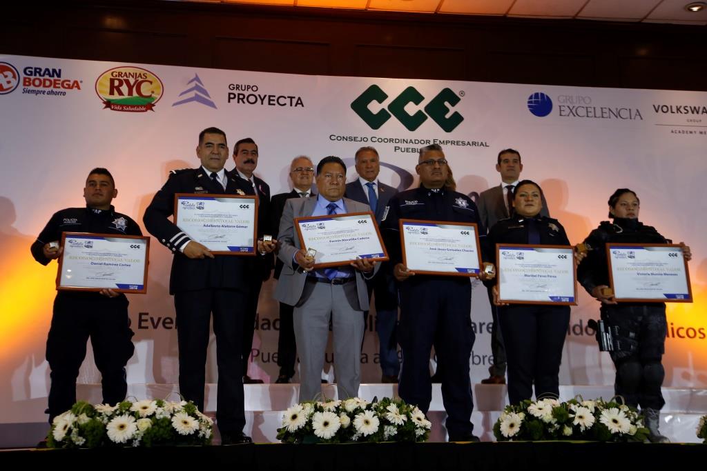 Los reconocimientos fueron entregados a militares 19 policías, ocho servidores públicos, seis militares, mientras que siete policías recibieron menció